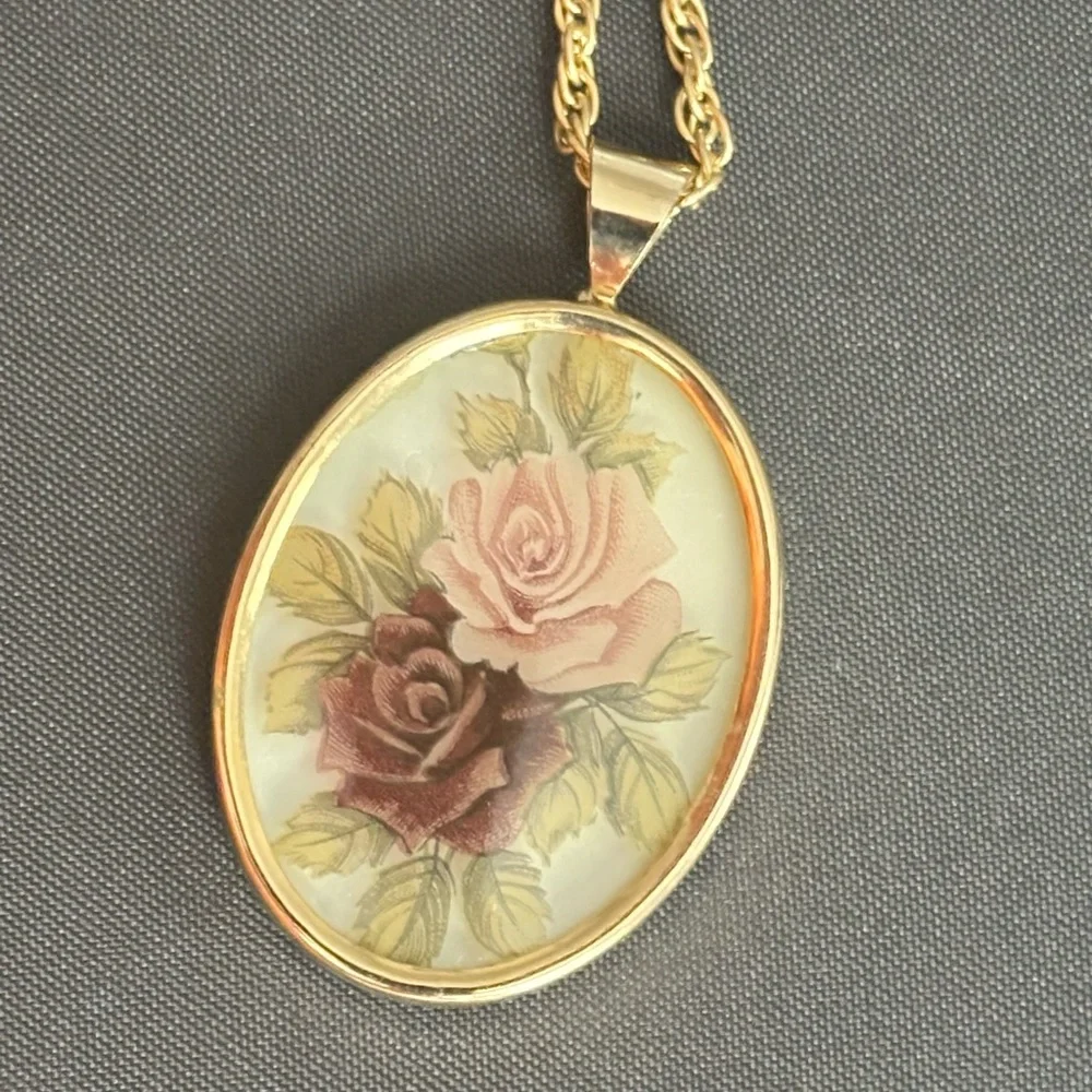 Vintage Rose Pendant Necklace, 23 inch gold tone chain with flower cameo pendant - Picture 5 of 5